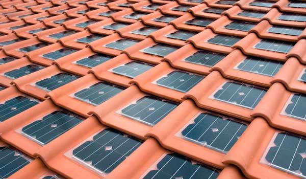 Tejado de tejas solares fotovoltaicas